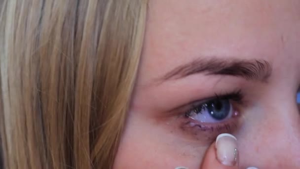 Girl Inserts Lens Her Eye — стоковое видео