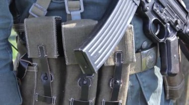 Askeri üniformalar ve silahlar.