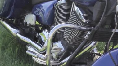 Motosiklet motorunun yakın görüntüsü. Egzoz borusu.