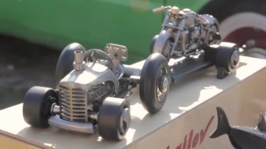 Oyuncak metal motosiklet dışarıda. Yakın plan.