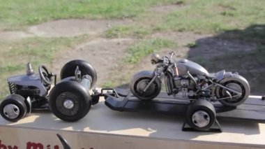 Oyuncak metal motosiklet dışarıda. Yakın plan.
