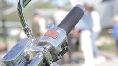 Motosikleti dışarı yakın çekimde tut.