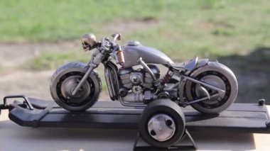 Oyuncak metal motosiklet dışarıda. Yakın plan.