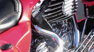 Motosiklet motorunun yakın görüntüsü. Egzoz borusu.