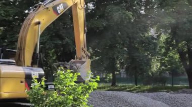 Ekskavatör kırmızı toprak ile çalışma ve tozlu