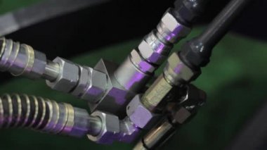 Tesisattaki bağlı metal borular