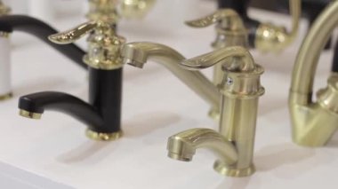 Paslanmaz çelikten yapılmış musluklar. Banyo ve mutfak için vinçler