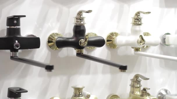 Paslanmaz Çelikten Yapılmış Musluklar Banyo Mutfak Için Vinçler — Stok video