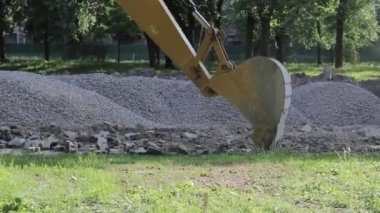 Ekskavatör kırmızı toprak ile çalışma ve tozlu