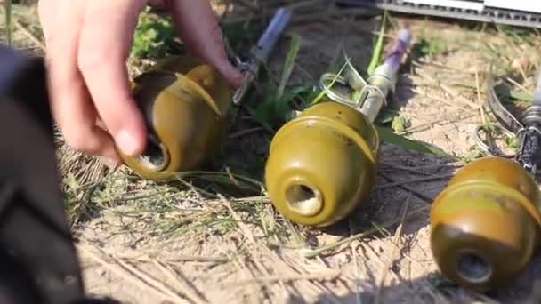 수류탄을 화염병을 밀봉한다 — 비디오