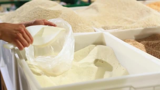 Uma Mão Mulher Estabelece Crupe Mingau Cereal Saco Plástico Com — Vídeo de Stock