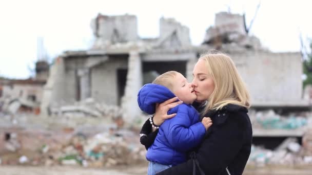 Мама Своїм Сином Який Плаче Біля Зруйнованого Будинку — стокове відео