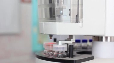 gaz kromatografisi maddeyi bir şişeden alınan bir iğneyle toplar..