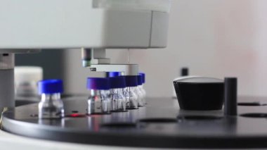 Şırıngalı özel bir cihaz şişeden bir madde çeker..