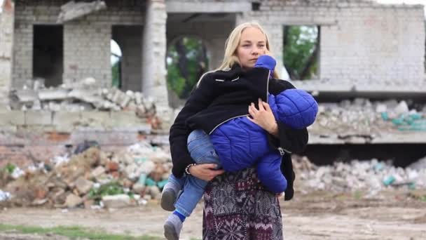 Μαμά Θηλάζει Μωρό Της Ερείπια Ενός Σπιτιού Κατά Διάρκεια Του — Αρχείο Βίντεο
