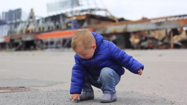 Malý Chlapec Hraje Venku Během Války Zničená Budova Pozadí — Stock video