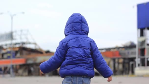 Маленький Мальчик Перед Разрушенным Зданием Время Боя Вид Сзади — стоковое видео