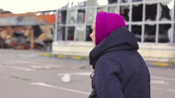 Savaş Sırasında Yıkılmış Binanın Yakınındaki Yaşlı Kadın — Stok video