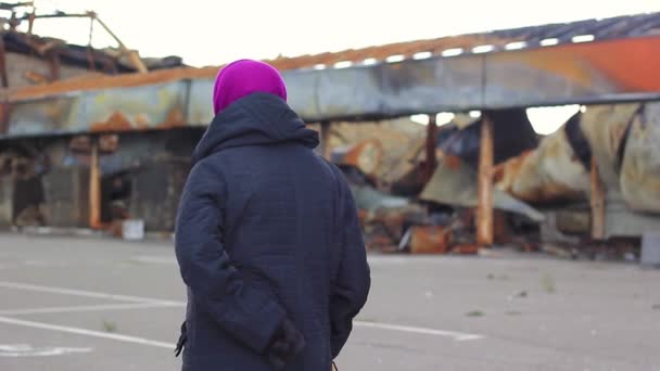 Donna Anziana Vicino All Edificio Distrutto Durante Guerra — Video Stock