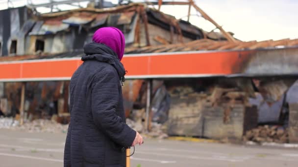 Babcia Podczas Walk Wojny Inwazji Militarnej Tle Zniszczonego Budynku — Wideo stockowe