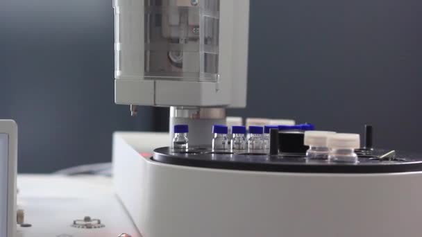 Gaschromatograaf Maakt Een Injectie Met Een Naald Van Een Stof — Stockvideo