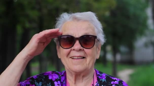 Glada Mormor Solglasögon Närbild — Stockvideo