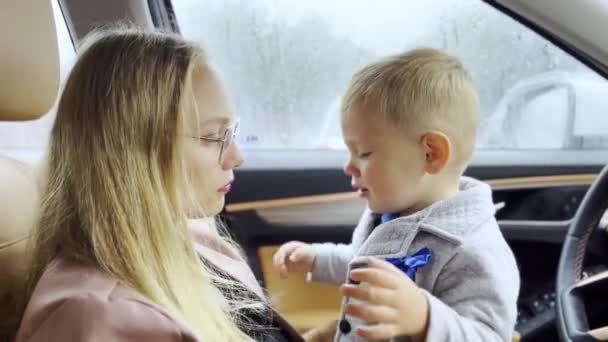 Een Kleine Jongen Stout Huilt Zijn Moeders Armen Auto — Stockvideo
