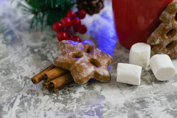 Palitos Pan Jengibre Canela Taza Roja Malvaviscos Mascar Blancos Decoración — Foto de Stock