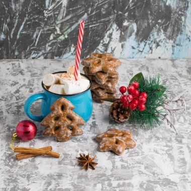 Noel dekoru, lezzetli zencefilli kurabiyeler, kamışla çiğnenmiş marşmelovlar, hafif arka planda yıldız anason ve tarçın çubukları.