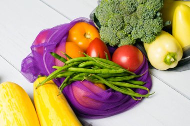 Sıfır atık, gıda alışverişi, sebze ve meyve için eko torbaları. Sebze, brokoli, kuşkonmaz fasulye, kabak, biber ve domatesler çevre dostu düz poşetlerde.