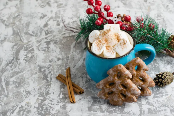 Bebida Cacao Navidad Con Malvaviscos Mascar Canela Una Taza Azul — Foto de Stock