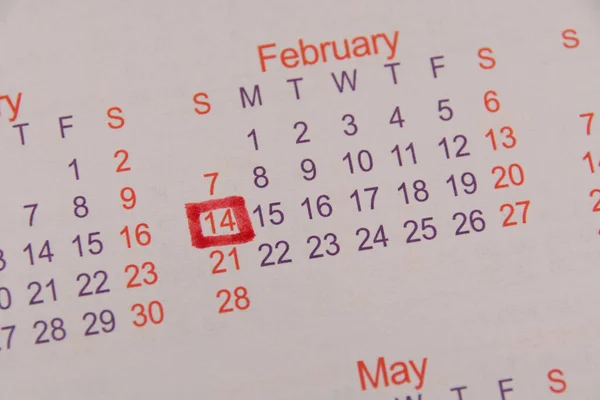 14 de febrero, Día de San Valentín está marcado en rojo en el calendario. Concepto de relación romántica y celebración del Día de San Valentín. — Foto de Stock