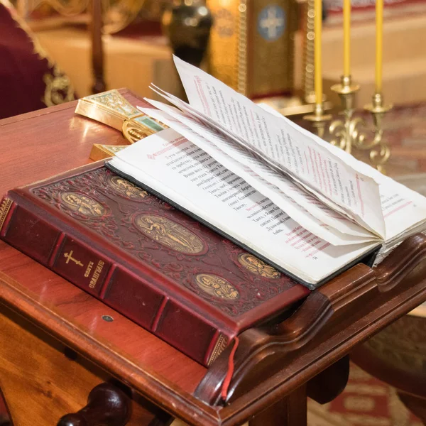 Ukrayna, Chernigov, 10 Ekim 2021: Kilisedeki ve kilisedeki vaftiz töreninde İncil 'e yakın çekim.