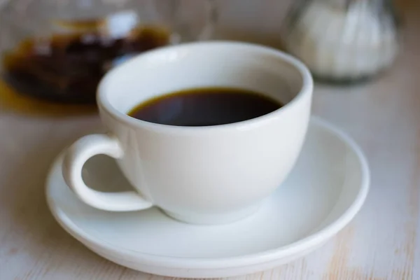 Kopi Americano Lezat Dengan Gula Dalam Cangkir Putih Sebuah Kedai — Stok Foto