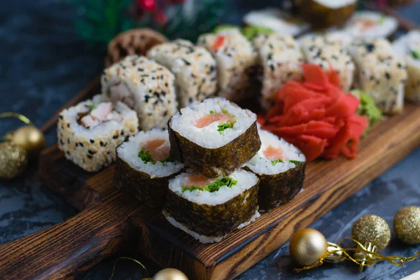 Duży Zestaw Sushi Drewnianej Desce Rollsy Nasionami Sezamu Nori Serem — Zdjęcie stockowe