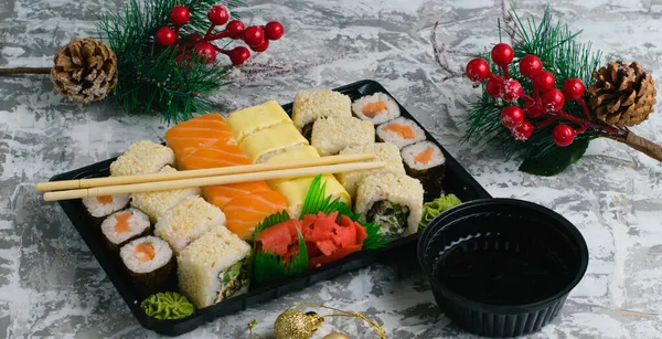 Zestaw Bułek Sushi Łososiem Serem Nori Sezamem Małżami Imbirem Sosem — Zdjęcie stockowe
