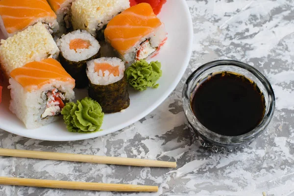 Sushi Vit Platta Ljus Bakgrund Med Kopieringsutrymme Läckra Rullar Med — Stockfoto