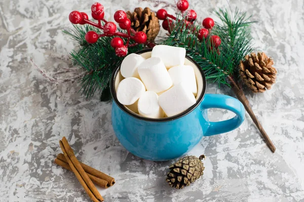 Deliciosos Malvaviscos Una Taza Azul Sobre Fondo Claro Festivo Humor — Foto de Stock