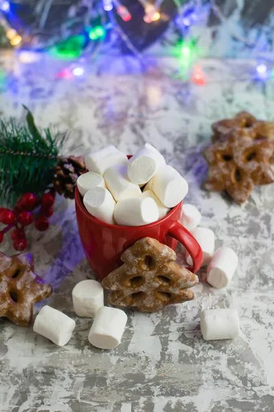 Galletas Jengibre Fragantes Malvavisco Mascar Blanco Una Taza Roja Decoración — Foto de Stock