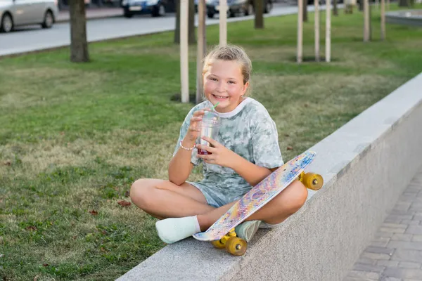 가손에 스케이트보드를 공원에 뜨거운 여름에 레모네이드나 주스를 마시고 대들의 — 스톡 사진