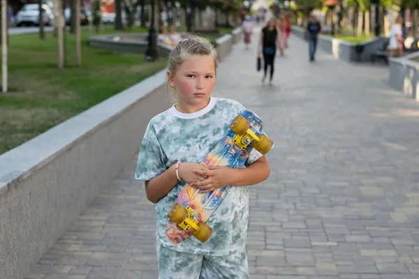 Vacker Tjej Med Skateboard Parken Varm Sommarkväll — Stockfoto