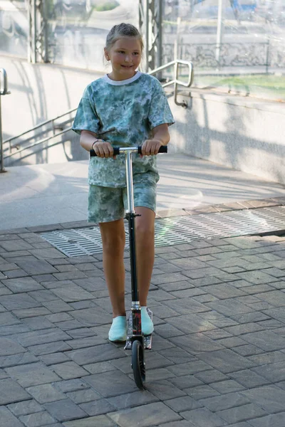 Красива Дівчина Підліток Місті Скутері Спекотний Літній День — стокове фото