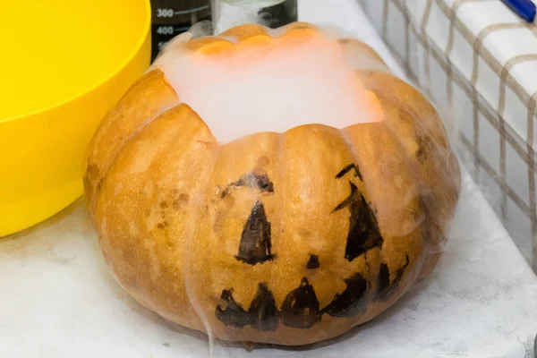 Decorazione di Halloween, fumo o vapore che esce dalla zucca. Esperimenti di chimica per bambini. — Foto Stock