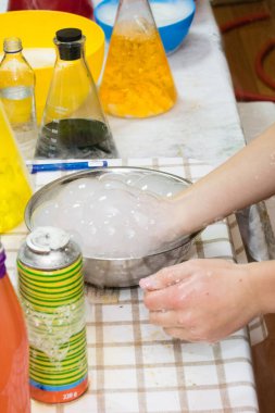 Cadılar Bayramı kutlamalarında çocuklar için kimya deneyleri