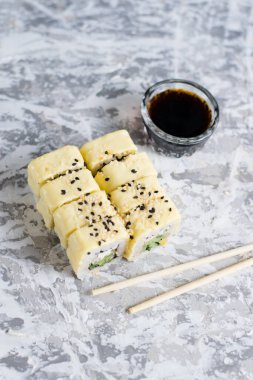 Suşi peynirli ve salatalıklı, arka planda fotokopi alanı ile birlikte..