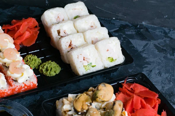 Delicioso Sushi Con Caviar Mejillones Camarones Wasabi Jengibre Envases Plástico — Foto de Stock