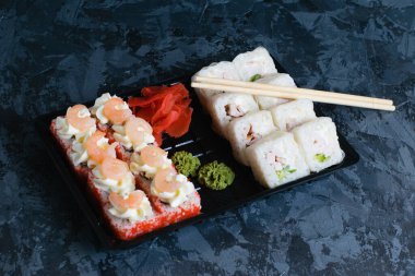 Suşi peynirli, karidesli, tavuklu ve salatalıklı. Plastik pakette..