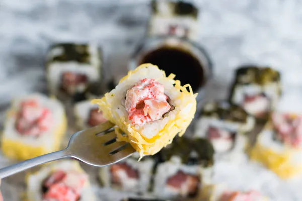 캐비어와 포크를 클로즈업 — 스톡 사진