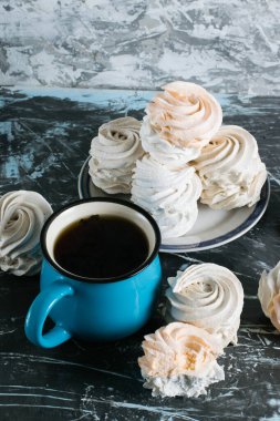 Lezzetli ev yapımı marşmelov ve gri arka planda çay ile fotokopi alanı.