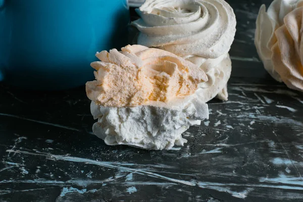 Deliciosos Malvaviscos Caseros Taza Sobre Fondo Gris Con Espacio Para —  Fotos de Stock